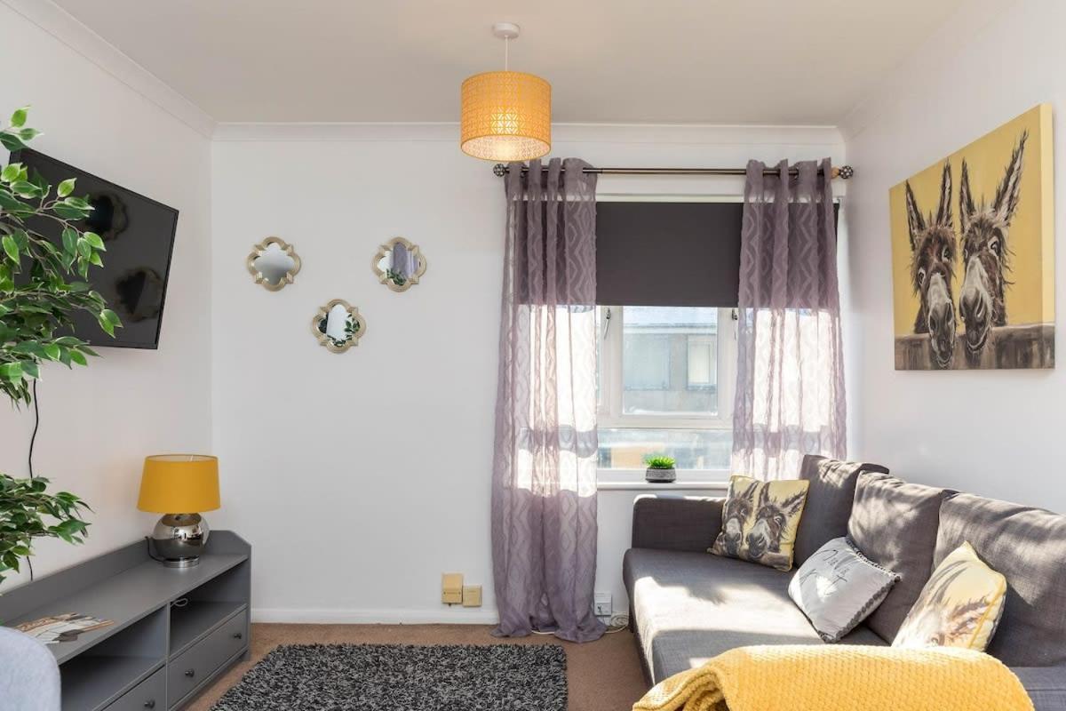 19A The Broadwalk - Cozy 1Br In The Heart Of Crawley Near Gatwick Airport Great For Contractors And Flight Crew Students 빌라 외부 사진