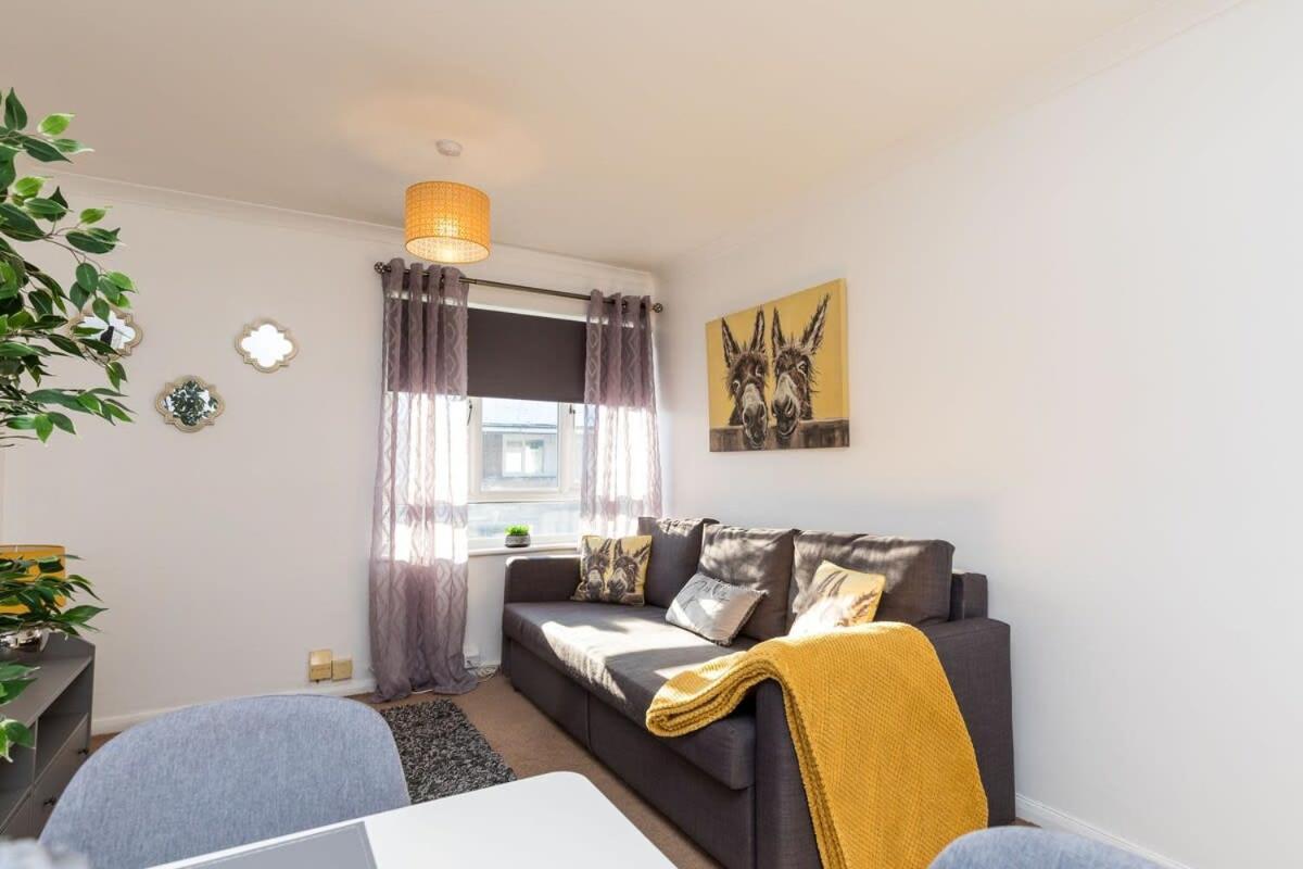 19A The Broadwalk - Cozy 1Br In The Heart Of Crawley Near Gatwick Airport Great For Contractors And Flight Crew Students 빌라 외부 사진