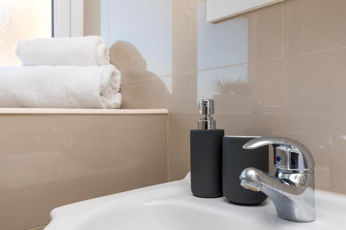 19A The Broadwalk - Cozy 1Br In The Heart Of Crawley Near Gatwick Airport Great For Contractors And Flight Crew Students 빌라 외부 사진