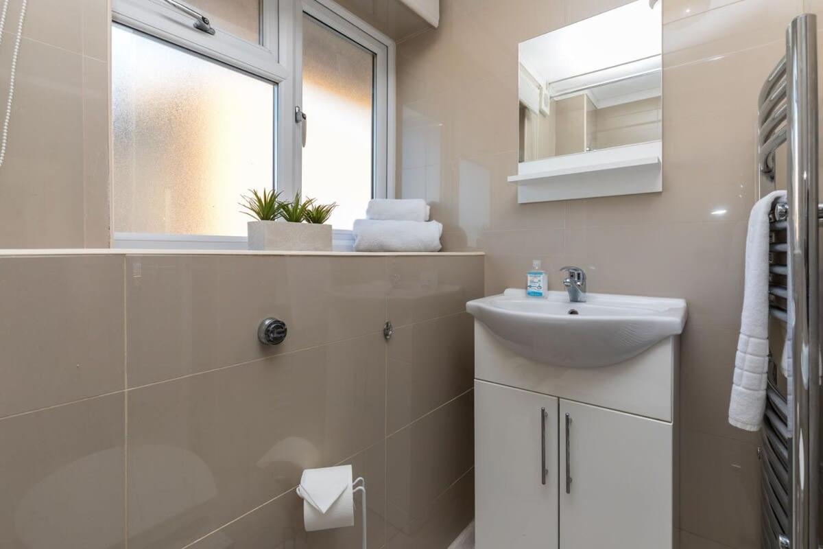 19A The Broadwalk - Cozy 1Br In The Heart Of Crawley Near Gatwick Airport Great For Contractors And Flight Crew Students 빌라 외부 사진