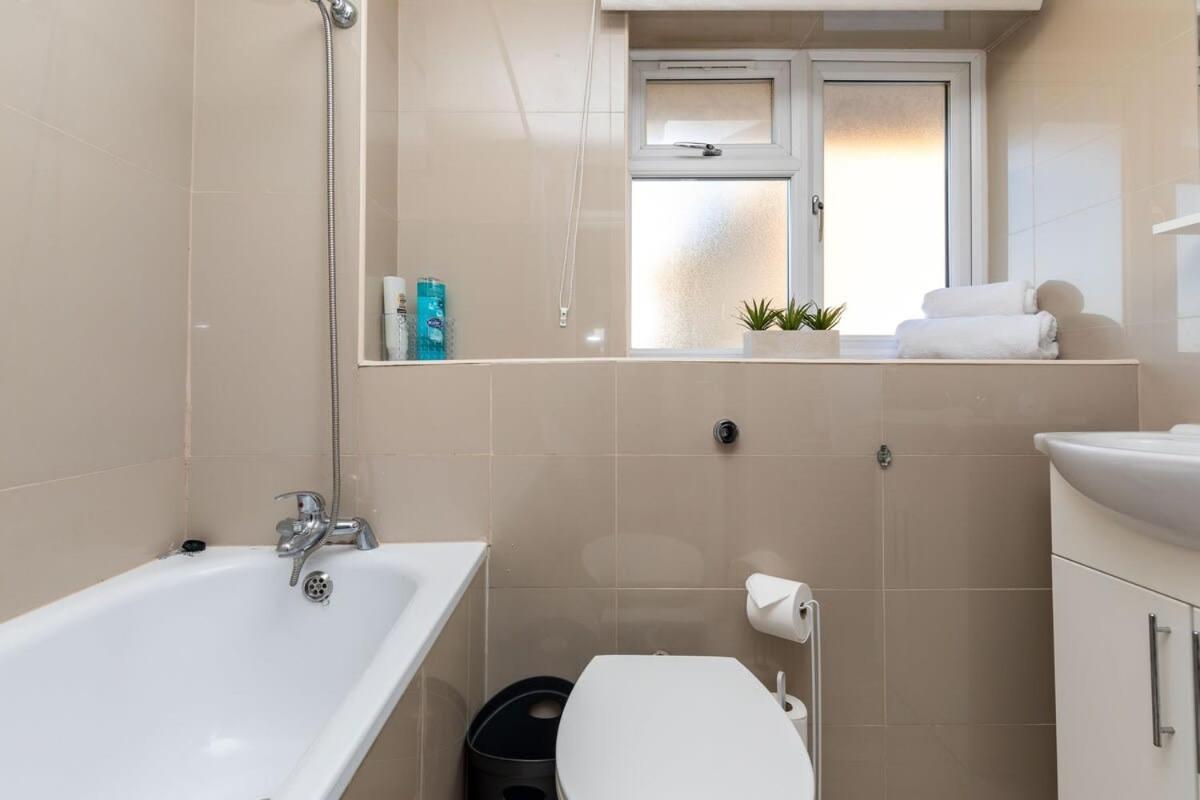 19A The Broadwalk - Cozy 1Br In The Heart Of Crawley Near Gatwick Airport Great For Contractors And Flight Crew Students 빌라 외부 사진