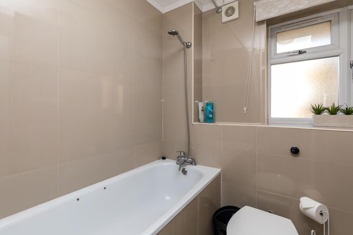 19A The Broadwalk - Cozy 1Br In The Heart Of Crawley Near Gatwick Airport Great For Contractors And Flight Crew Students 빌라 외부 사진