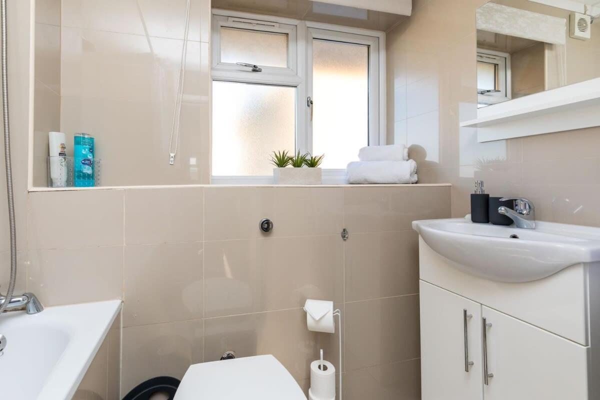 19A The Broadwalk - Cozy 1Br In The Heart Of Crawley Near Gatwick Airport Great For Contractors And Flight Crew Students 빌라 외부 사진
