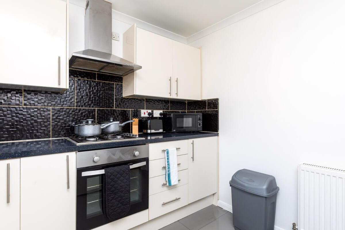 19A The Broadwalk - Cozy 1Br In The Heart Of Crawley Near Gatwick Airport Great For Contractors And Flight Crew Students 빌라 외부 사진