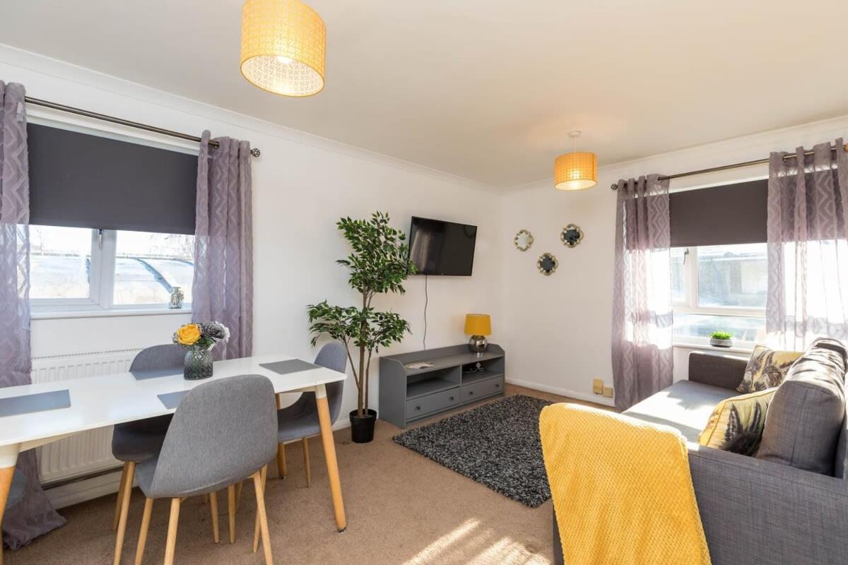 19A The Broadwalk - Cozy 1Br In The Heart Of Crawley Near Gatwick Airport Great For Contractors And Flight Crew Students 빌라 외부 사진