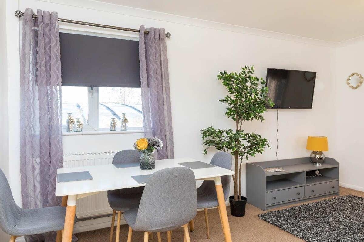 19A The Broadwalk - Cozy 1Br In The Heart Of Crawley Near Gatwick Airport Great For Contractors And Flight Crew Students 빌라 외부 사진