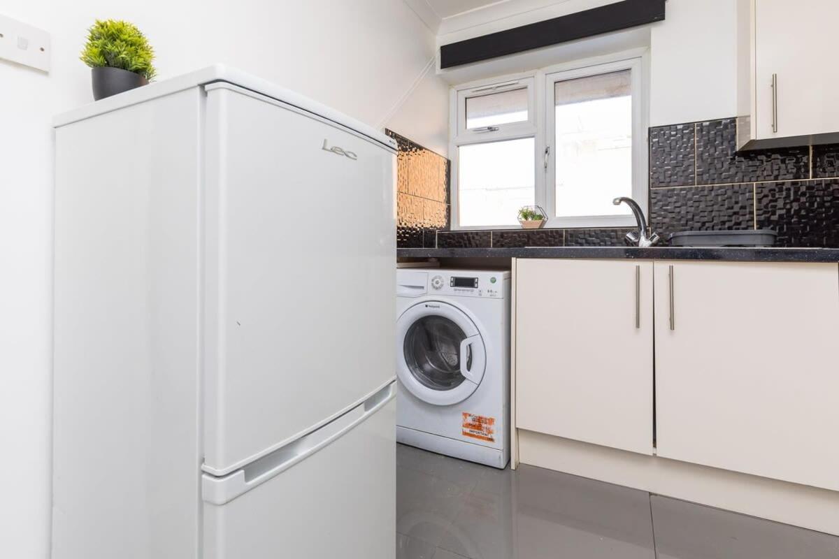 19A The Broadwalk - Cozy 1Br In The Heart Of Crawley Near Gatwick Airport Great For Contractors And Flight Crew Students 빌라 외부 사진