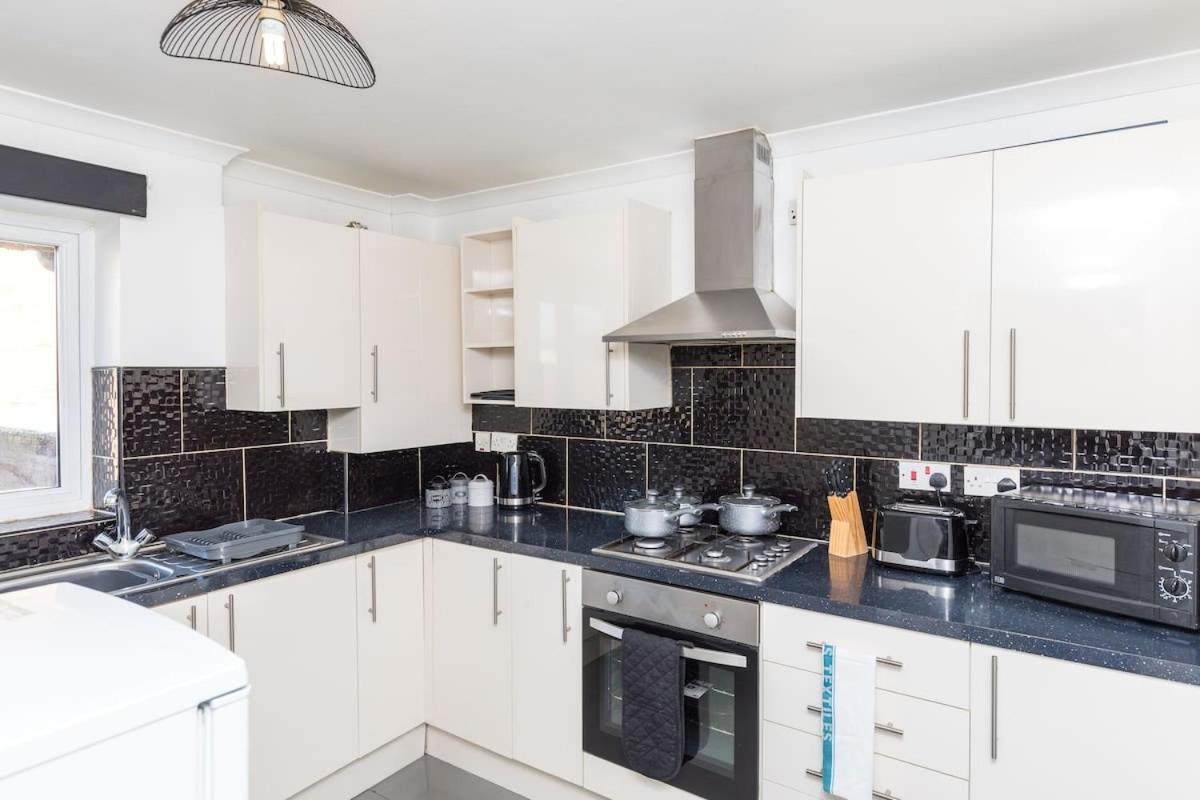 19A The Broadwalk - Cozy 1Br In The Heart Of Crawley Near Gatwick Airport Great For Contractors And Flight Crew Students 빌라 외부 사진